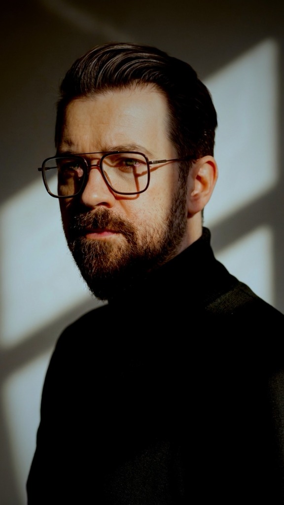 Onur Thornfield on location